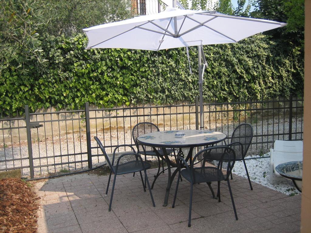 B&B Domus Sirmione Bagian luar foto